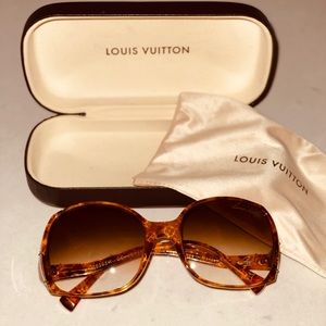 LOUIS VUITTON
Tortoise Gina Sunglasses